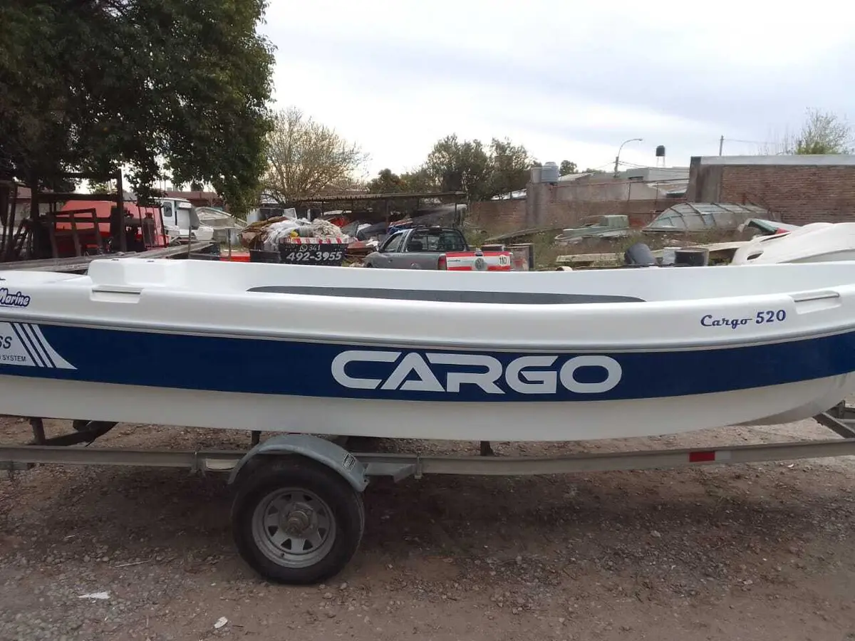 Cargo 520 con Honda BF40 a caña